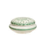 Biała porcelanowa okrągła bombonierka/puzderko ze zdejmowaną pokrywką na biżuterię ozdobiona zielonym kwiatowym wzorem, Zakłady Porcelany Stołowej Ćmielów, Polska, lata 70.