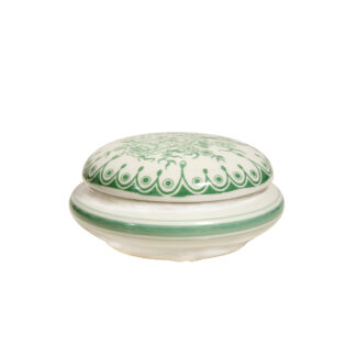 Biała porcelanowa okrągła bombonierka/puzderko ze zdejmowaną pokrywką na biżuterię ozdobiona zielonym kwiatowym wzorem, Zakłady Porcelany Stołowej Ćmielów, Polska, lata 70.