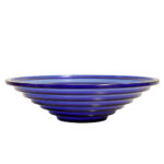 Duża reliefowa szklana misa/patera na owoce w kobaltowym kolorze z serii Bölgeblick, projekt Aino Aalto dla Iittala, Finlandia, wzór z 1932 roku