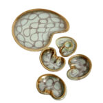 Ceramiczny złocony szkliwiony komplet w morskim/miętowym kolorze złożony z jednej dużej patery, trzech małych i płaskiego świecznika, Jasba Keramik, Niemcy, lata 60.
