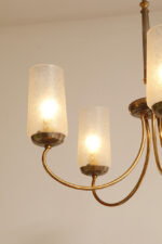 Delikatny pięciopunktowy metalowy żyrandol/lampa sufitowa w kolorze starego złota  ze szklanymi mlecznobiałymi fakturowymi kloszami, Mid Century Modern, Włochy, lata 60. - obrazek 11