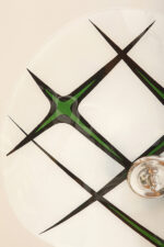 Mlecznobiała szklana asymetryczna trzypunktowa lampa sufitowa „Parasolka” z zielonym ręcznie malowanym geometrycznym wzorem, Napako, Czechosłowacja, lata 60. - obrazek 11