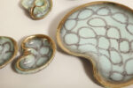 Ceramiczny złocony szkliwiony komplet w morskim/miętowym kolorze złożony z jednej dużej patery, trzech małych i płaskiego świecznika, Jasba Keramik, Niemcy, lata 60. - obrazek 11
