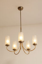 Delikatny pięciopunktowy metalowy żyrandol/lampa sufitowa w kolorze starego złota  ze szklanymi mlecznobiałymi fakturowymi kloszami, Mid Century Modern, Włochy, lata 60. - obrazek 12