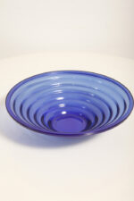 Duża reliefowa szklana misa/patera na owoce w kobaltowym kolorze z serii Bölgeblick, projekt Aino Aalto dla Iittala, Finlandia, wzór z 1932 roku - obrazek 12