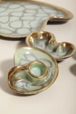 Ceramiczny złocony szkliwiony komplet w morskim/miętowym kolorze złożony z jednej dużej patery, trzech małych i płaskiego świecznika, Jasba Keramik, Niemcy, lata 60. - obrazek 12