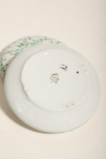 Biała porcelanowa okrągła bombonierka/puzderko ze zdejmowaną pokrywką na biżuterię ozdobiona zielonym kwiatowym wzorem, Zakłady Porcelany Stołowej Ćmielów, Polska, lata 70. - obrazek 13