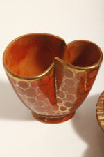 Ceramiczny złocony szkliwiony komplet w ceglanym kolorze złożony z niedużego podwójnego wazonu i patery na trzech nogach, Jasba Keramik, Niemcy, lata 60. - obrazek 9