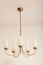 Delikatny pięciopunktowy metalowy żyrandol/lampa sufitowa w kolorze starego złota  ze szklanymi mlecznobiałymi fakturowymi kloszami, Mid Century Modern, Włochy, lata 60. - obrazek 14