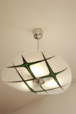 Mlecznobiała szklana asymetryczna trzypunktowa lampa sufitowa „Parasolka” z zielonym ręcznie malowanym geometrycznym wzorem, Napako, Czechosłowacja, lata 60. - obrazek 14
