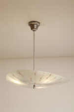 Mlecznobiała szklana trójkątna trzypunktowa lampa sufitowa „Parasolka” z różowymi ręcznie malowanymi "wstążkami", Napako, Czechosłowacja, lata 60. - obrazek 14
