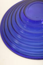 Duża reliefowa szklana misa/patera na owoce w kobaltowym kolorze z serii Bölgeblick, projekt Aino Aalto dla Iittala, Finlandia, wzór z 1932 roku - obrazek 14