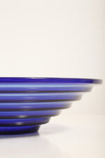 Duża reliefowa szklana misa/patera na owoce w kobaltowym kolorze z serii Bölgeblick, projekt Aino Aalto dla Iittala, Finlandia, wzór z 1932 roku - obrazek 15