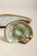Ceramiczny złocony szkliwiony komplet w morskim/miętowym kolorze złożony z jednej dużej patery, trzech małych i płaskiego świecznika, Jasba Keramik, Niemcy, lata 60. - obrazek 15