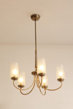 Delikatny pięciopunktowy metalowy żyrandol/lampa sufitowa w kolorze starego złota  ze szklanymi mlecznobiałymi fakturowymi kloszami, Mid Century Modern, Włochy, lata 60. - obrazek 16