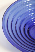 Duża reliefowa szklana misa/patera na owoce w kobaltowym kolorze z serii Bölgeblick, projekt Aino Aalto dla Iittala, Finlandia, wzór z 1932 roku - obrazek 16