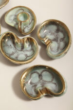Ceramiczny złocony szkliwiony komplet w morskim/miętowym kolorze złożony z jednej dużej patery, trzech małych i płaskiego świecznika, Jasba Keramik, Niemcy, lata 60. - obrazek 16