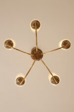 Delikatny pięciopunktowy metalowy żyrandol/lampa sufitowa w kolorze starego złota  ze szklanymi mlecznobiałymi fakturowymi kloszami, Mid Century Modern, Włochy, lata 60. - obrazek 17