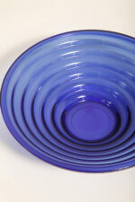Duża reliefowa szklana misa/patera na owoce w kobaltowym kolorze z serii Bölgeblick, projekt Aino Aalto dla Iittala, Finlandia, wzór z 1932 roku - obrazek 17