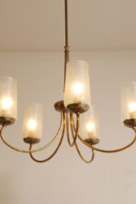Delikatny pięciopunktowy metalowy żyrandol/lampa sufitowa w kolorze starego złota  ze szklanymi mlecznobiałymi fakturowymi kloszami, Mid Century Modern, Włochy, lata 60. - obrazek 18