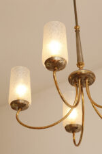 Delikatny pięciopunktowy metalowy żyrandol/lampa sufitowa w kolorze starego złota  ze szklanymi mlecznobiałymi fakturowymi kloszami, Mid Century Modern, Włochy, lata 60. - obrazek 19
