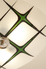 Mlecznobiała szklana asymetryczna trzypunktowa lampa sufitowa „Parasolka” z zielonym ręcznie malowanym geometrycznym wzorem, Napako, Czechosłowacja, lata 60. - obrazek 19