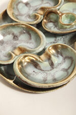 Ceramiczny złocony szkliwiony komplet w morskim/miętowym kolorze złożony z jednej dużej patery, trzech małych i płaskiego świecznika, Jasba Keramik, Niemcy, lata 60. - obrazek 19