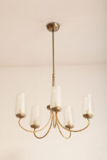 Delikatny pięciopunktowy metalowy żyrandol/lampa sufitowa w kolorze starego złota  ze szklanymi mlecznobiałymi fakturowymi kloszami, Mid Century Modern, Włochy, lata 60. - obrazek 20