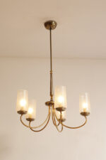 Delikatny pięciopunktowy metalowy żyrandol/lampa sufitowa w kolorze starego złota  ze szklanymi mlecznobiałymi fakturowymi kloszami, Mid Century Modern, Włochy, lata 60. - obrazek 2
