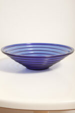 Duża reliefowa szklana misa/patera na owoce w kobaltowym kolorze z serii Bölgeblick, projekt Aino Aalto dla Iittala, Finlandia, wzór z 1932 roku - obrazek 2