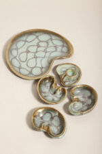 Ceramiczny złocony szkliwiony komplet w morskim/miętowym kolorze złożony z jednej dużej patery, trzech małych i płaskiego świecznika, Jasba Keramik, Niemcy, lata 60. - obrazek 2