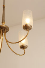 Delikatny pięciopunktowy metalowy żyrandol/lampa sufitowa w kolorze starego złota  ze szklanymi mlecznobiałymi fakturowymi kloszami, Mid Century Modern, Włochy, lata 60. - obrazek 21