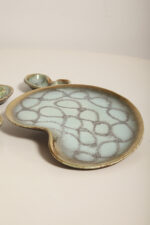 Ceramiczny złocony szkliwiony komplet w morskim/miętowym kolorze złożony z jednej dużej patery, trzech małych i płaskiego świecznika, Jasba Keramik, Niemcy, lata 60. - obrazek 21