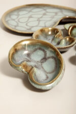 Ceramiczny złocony szkliwiony komplet w morskim/miętowym kolorze złożony z jednej dużej patery, trzech małych i płaskiego świecznika, Jasba Keramik, Niemcy, lata 60. - obrazek 22
