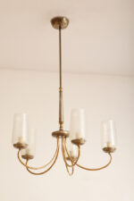 Delikatny pięciopunktowy metalowy żyrandol/lampa sufitowa w kolorze starego złota  ze szklanymi mlecznobiałymi fakturowymi kloszami, Mid Century Modern, Włochy, lata 60. - obrazek 24
