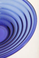 Duża reliefowa szklana misa/patera na owoce w kobaltowym kolorze z serii Bölgeblick, projekt Aino Aalto dla Iittala, Finlandia, wzór z 1932 roku - obrazek 24