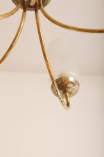 Delikatny pięciopunktowy metalowy żyrandol/lampa sufitowa w kolorze starego złota  ze szklanymi mlecznobiałymi fakturowymi kloszami, Mid Century Modern, Włochy, lata 60. - obrazek 25