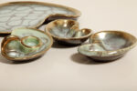 Ceramiczny złocony szkliwiony komplet w morskim/miętowym kolorze złożony z jednej dużej patery, trzech małych i płaskiego świecznika, Jasba Keramik, Niemcy, lata 60. - obrazek 25
