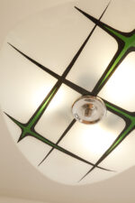 Mlecznobiała szklana asymetryczna trzypunktowa lampa sufitowa „Parasolka” z zielonym ręcznie malowanym geometrycznym wzorem, Napako, Czechosłowacja, lata 60. - obrazek 26