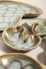 Ceramiczny złocony szkliwiony komplet w morskim/miętowym kolorze złożony z jednej dużej patery, trzech małych i płaskiego świecznika, Jasba Keramik, Niemcy, lata 60. - obrazek 26