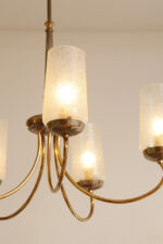Delikatny pięciopunktowy metalowy żyrandol/lampa sufitowa w kolorze starego złota  ze szklanymi mlecznobiałymi fakturowymi kloszami, Mid Century Modern, Włochy, lata 60. - obrazek 27