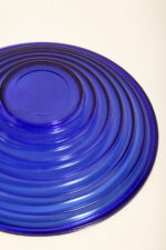 Duża reliefowa szklana misa/patera na owoce w kobaltowym kolorze z serii Bölgeblick, projekt Aino Aalto dla Iittala, Finlandia, wzór z 1932 roku - obrazek 27