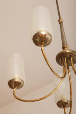 Delikatny pięciopunktowy metalowy żyrandol/lampa sufitowa w kolorze starego złota  ze szklanymi mlecznobiałymi fakturowymi kloszami, Mid Century Modern, Włochy, lata 60. - obrazek 28