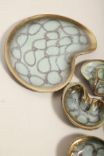 Ceramiczny złocony szkliwiony komplet w morskim/miętowym kolorze złożony z jednej dużej patery, trzech małych i płaskiego świecznika, Jasba Keramik, Niemcy, lata 60. - obrazek 28