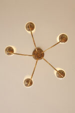 Delikatny pięciopunktowy metalowy żyrandol/lampa sufitowa w kolorze starego złota  ze szklanymi mlecznobiałymi fakturowymi kloszami, Mid Century Modern, Włochy, lata 60. - obrazek 29