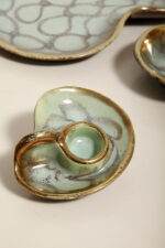 Ceramiczny złocony szkliwiony komplet w morskim/miętowym kolorze złożony z jednej dużej patery, trzech małych i płaskiego świecznika, Jasba Keramik, Niemcy, lata 60. - obrazek 29