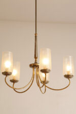 Delikatny pięciopunktowy metalowy żyrandol/lampa sufitowa w kolorze starego złota  ze szklanymi mlecznobiałymi fakturowymi kloszami, Mid Century Modern, Włochy, lata 60. - obrazek 30