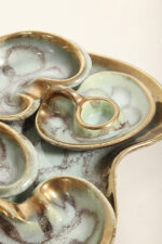 Ceramiczny złocony szkliwiony komplet w morskim/miętowym kolorze złożony z jednej dużej patery, trzech małych i płaskiego świecznika, Jasba Keramik, Niemcy, lata 60. - obrazek 30