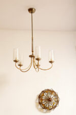 Delikatny pięciopunktowy metalowy żyrandol/lampa sufitowa w kolorze starego złota  ze szklanymi mlecznobiałymi fakturowymi kloszami, Mid Century Modern, Włochy, lata 60. - obrazek 3