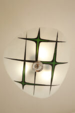 Mlecznobiała szklana asymetryczna trzypunktowa lampa sufitowa „Parasolka” z zielonym ręcznie malowanym geometrycznym wzorem, Napako, Czechosłowacja, lata 60. - obrazek 3